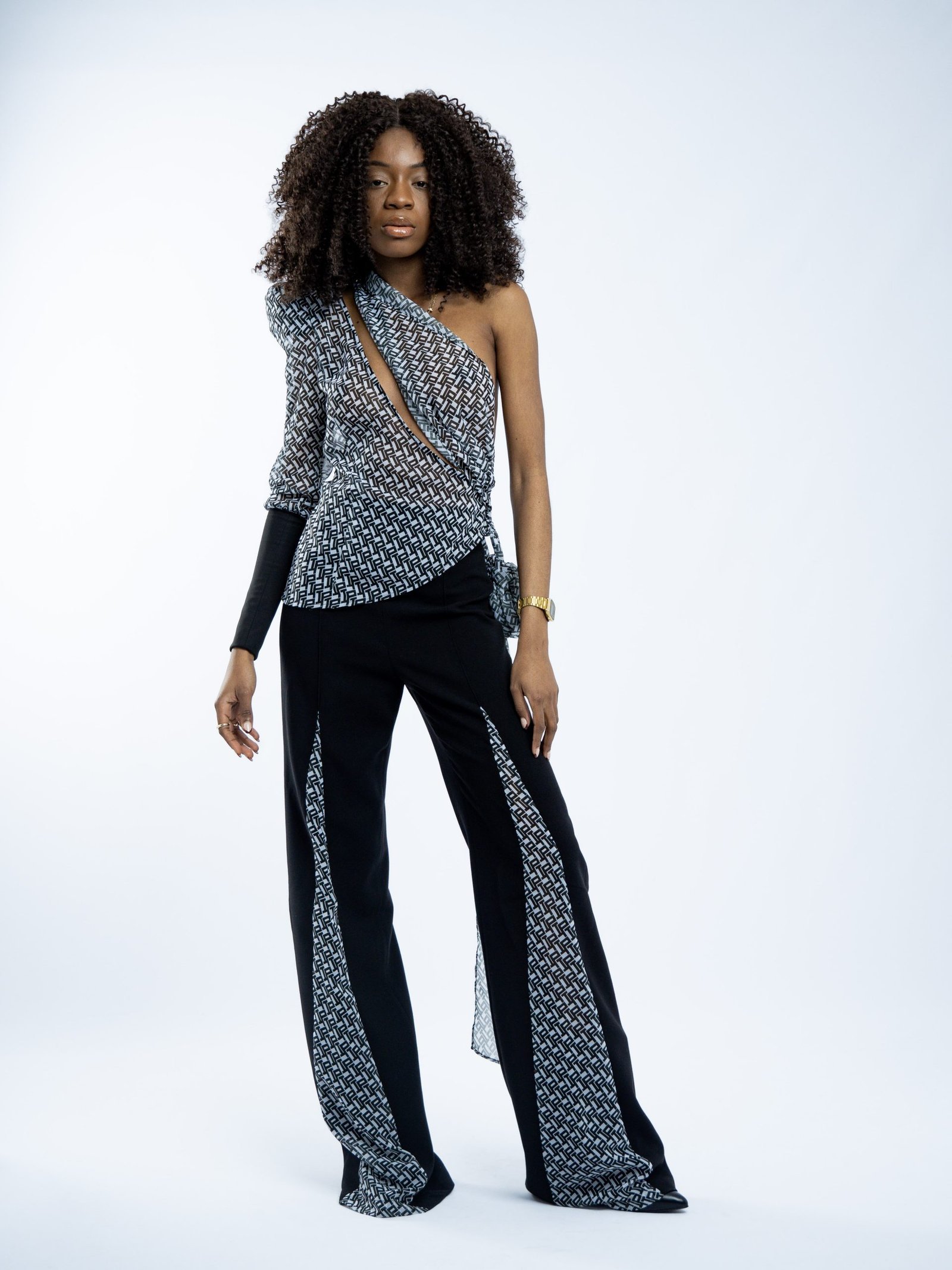 Asymetric monogram top